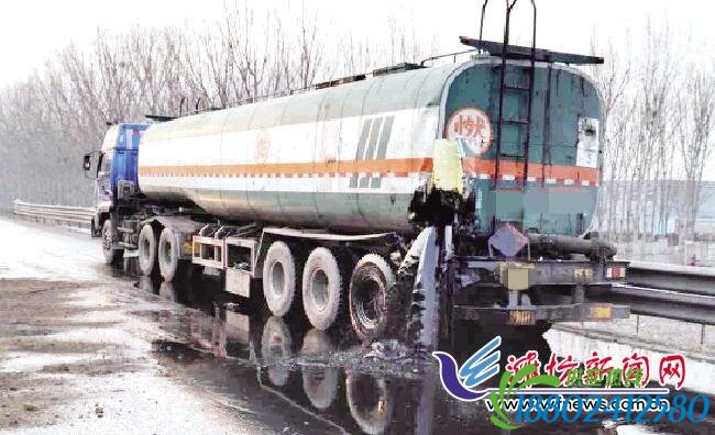 青银高速油罐车和半挂车发生刮蹭 原油横流