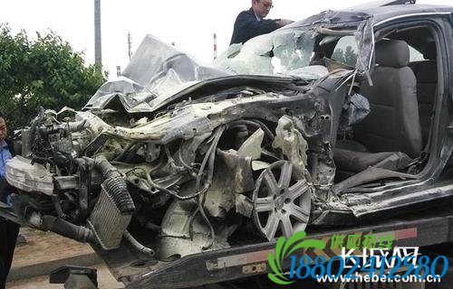 面目全非的事故轿车。