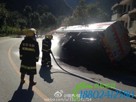 陕西307省道18.6吨油罐车侧翻泄露(图)