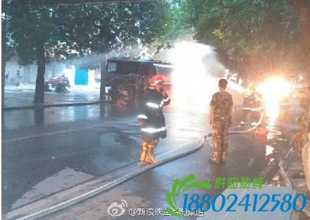 渭南一油罐车市区自燃被烧毁