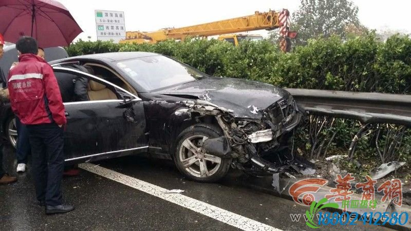 西禹高速一油罐车侧翻起火 致一死一伤场面惨烈（2）