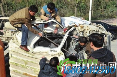 水泥罐车撞烂护栏翻下坎 过路市民伸出援手施救