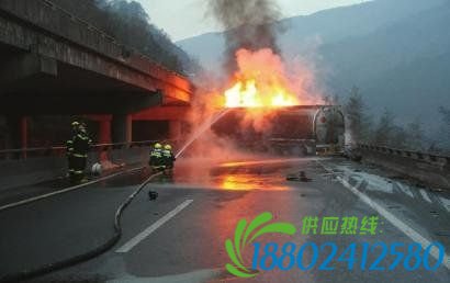 绵广高速大挂车冲下护栏撞上罐车 致3死1伤(图)