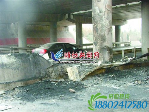 油罐车撞上防护墩起火