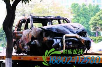 撞毁的越野车