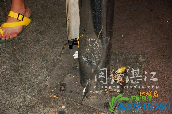 小车避电动车冲护栏 险撞伤一家三口