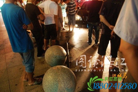 小车避电动车冲护栏 险撞伤一家三口