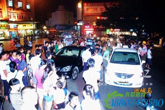 小车避电动车冲护栏 险撞伤一家三口