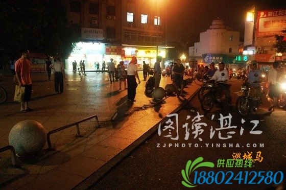 小车避电动车冲护栏 险撞伤一家三口