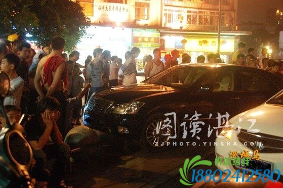 小车避电动车冲护栏 险撞伤一家三口