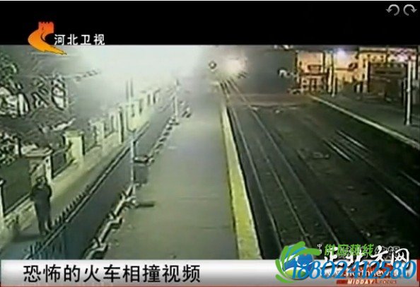 三辆火车迎面相撞惊险瞬间 如好莱坞大片（组图