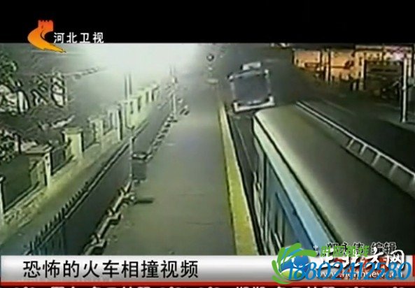 三辆火车迎面相撞惊险瞬间 如好莱坞大片（组图