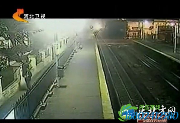 三辆火车迎面相撞惊险瞬间 如好莱坞大片（组图
