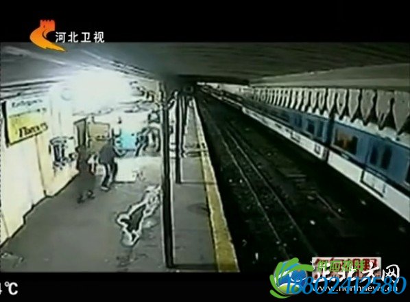 三辆火车迎面相撞惊险瞬间 如好莱坞大片（组图