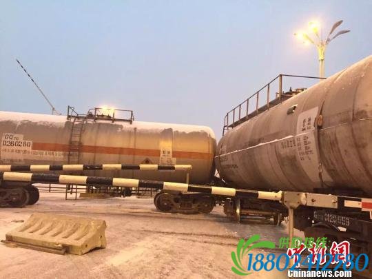 22日上午，哈尔滨市南岗区先锋路铁路道口处发生一起公交车与货运列车相撞的事故。图为事发现场。网友供图摄