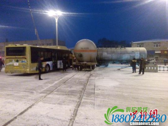 22日上午，哈尔滨市南岗区先锋路铁路道口处发生一起公交车与货运列车相撞的事故。图为事发现场。网友供图摄