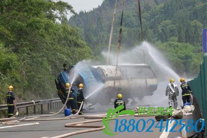 成渝高速一油罐车侧翻 高速被迫中断5小时(图)