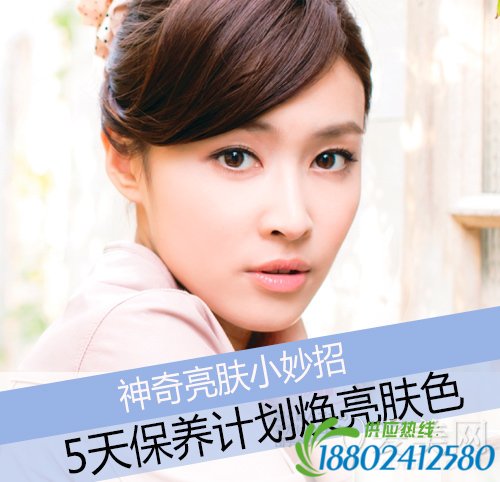 油罐车翻到路边。