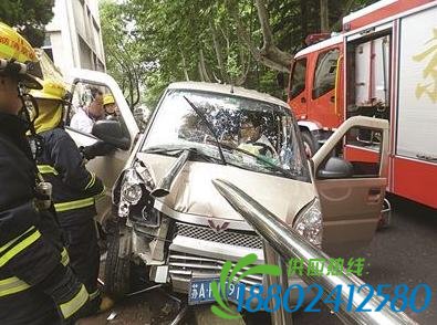南京一面包车撞上护栏 