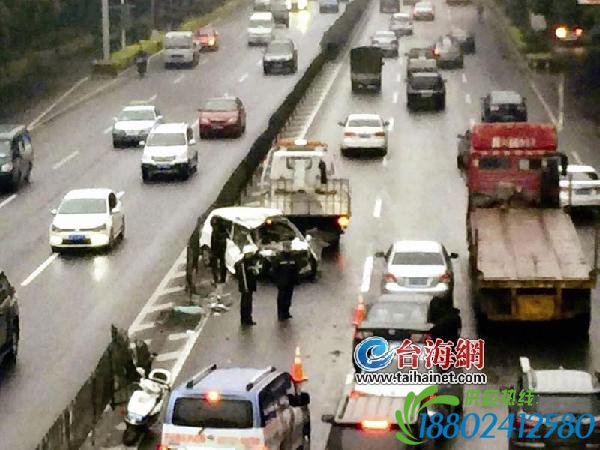 厦：小车冲过护栏撞上土方车 小车女司机不治身