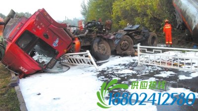 前天下午，延庆县京藏高速西拨子环岛桥旁，一满载32吨柴油的油罐车失控侧翻，柴油泄漏。延庆消防组织救援，将漏油稀释和用土掩盖，并将漏油处封堵运走剩油。文/京华时报记者常鑫图/延庆消防