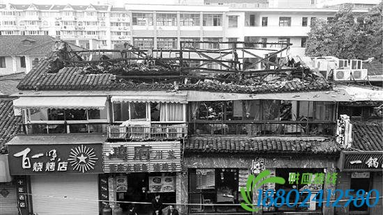 起火的屋顶藏着个大柴油罐救援人员：万幸没爆炸！