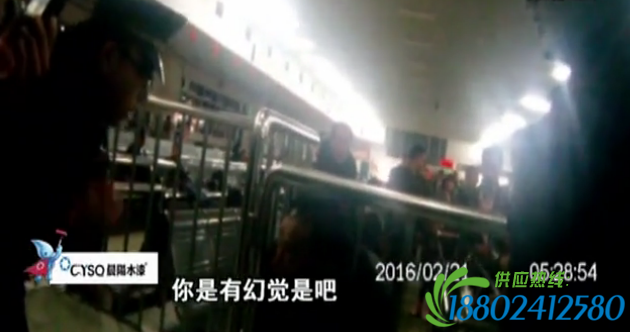 监控：男子候车室突撞护栏 头被卡住拔不出