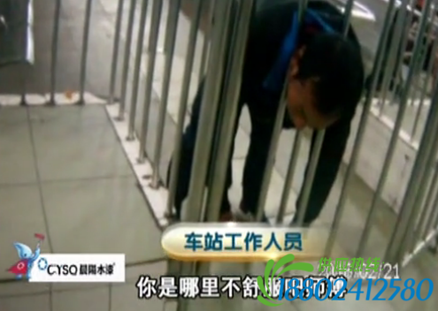 监控：男子候车室突撞护栏 头被卡住拔不出