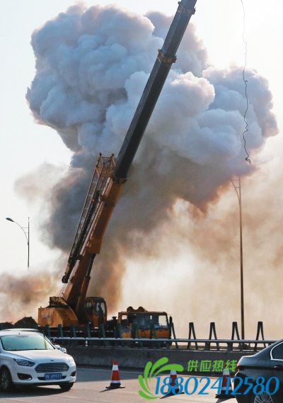 黄河大桥车祸引发大火 爆炸三次烧了20个小时