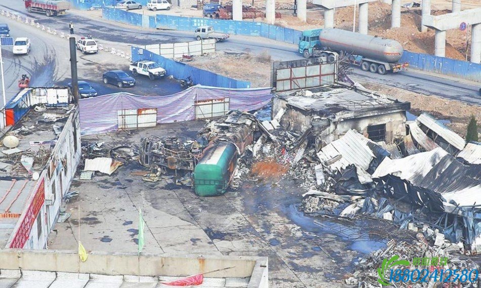 洛阳油罐车冲入汽车站 引燃30多辆车致2死1伤