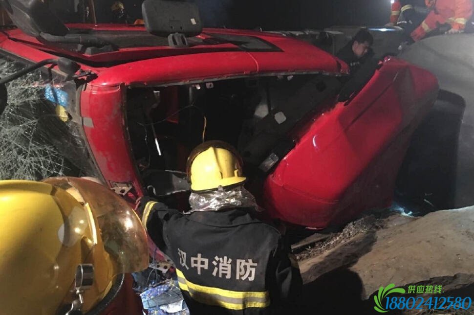 汉中：一辆载有30吨醋酸罐车侧翻