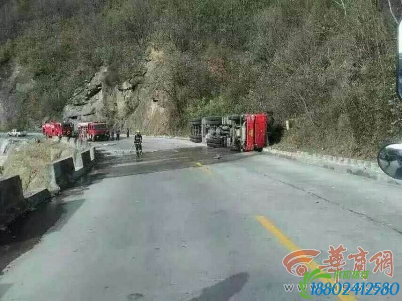 满载30吨醋酸罐车侧翻 交警处警途中出车祸受伤