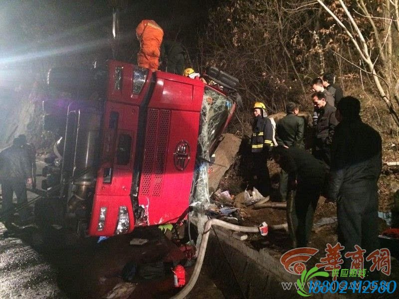 满载30吨醋酸罐车侧翻 交警处警途中出车祸受伤