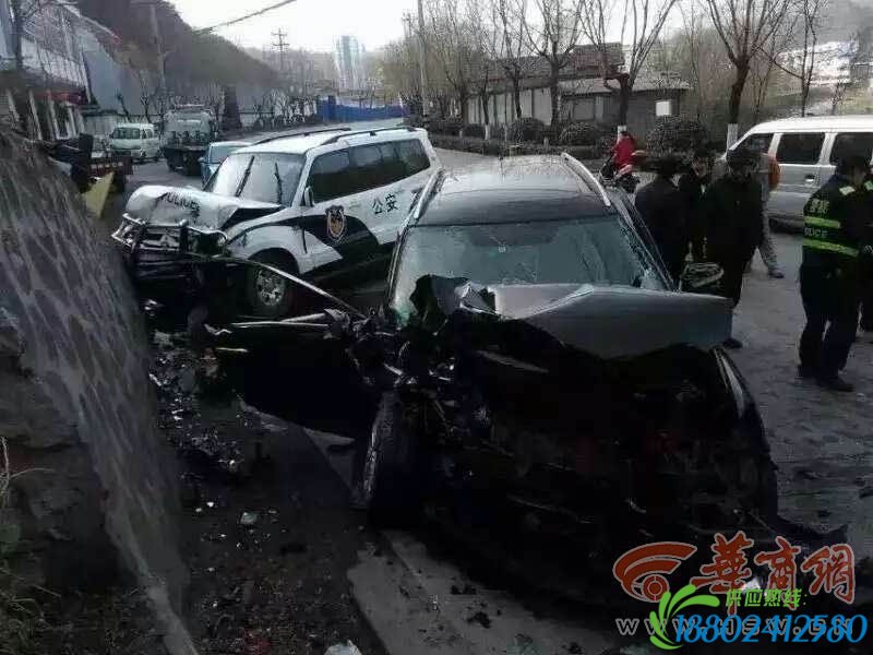 满载30吨醋酸罐车侧翻 交警处警途中出车祸受伤