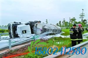 广东惠州油罐车侧翻 20吨漏油遭百人哄抢(图)