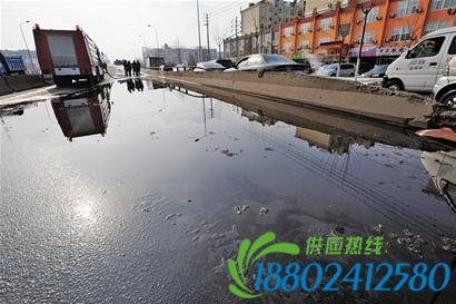 油罐车侧翻油污百米 司机一旁抽烟(图)