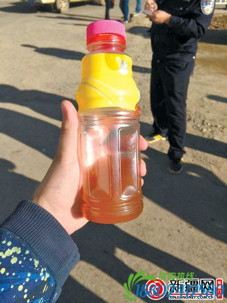 工作人员从王女士油箱中取出的“油水混合物”。