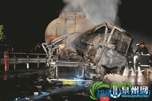 莆永高速永春路段油罐车追尾 车头被烧毁30吨油未泄露