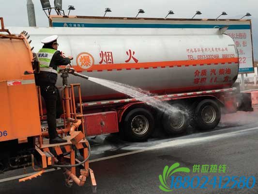 高速公路执法人员及时处置化险为夷油罐车轮胎爆炸 好吓人