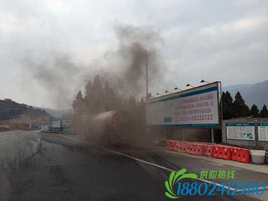 高速公路执法人员及时处置化险为夷油罐车轮胎爆炸 好吓人