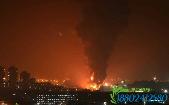 大连输油管道爆裂起火 井盖被弹起原油流淌成河