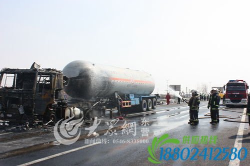 油罐车荣乌高速突起火 东营消防急救援
