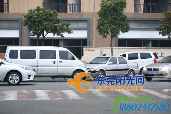常平新城大道两车迎面相撞 小车车头严重损坏