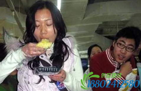 女子安检口吃十斤榴莲 坐火车注意哪些安防问题？