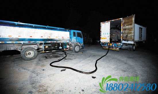 正在输油的改装油罐车