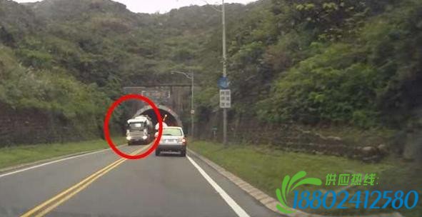 对向油罐车连按喇叭被认为在挑衅,最后大家都