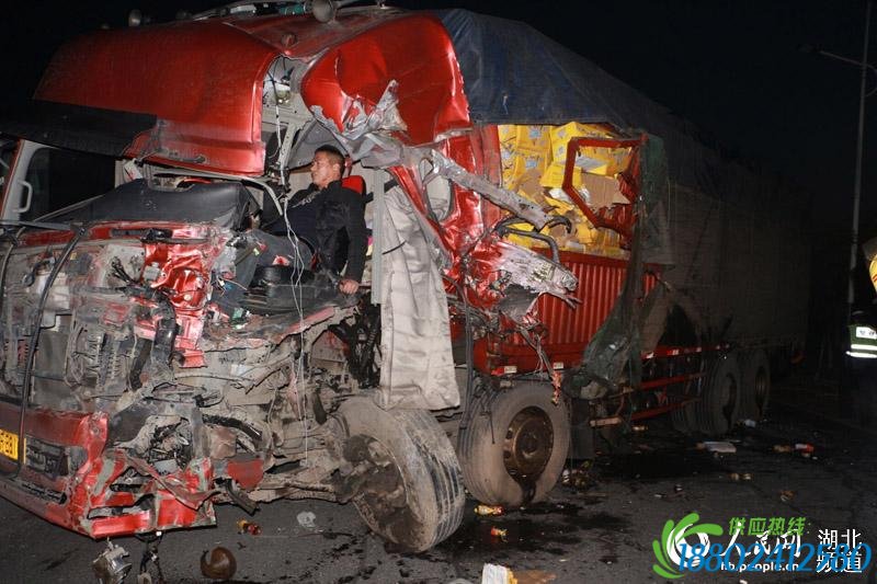 货车与油罐车相撞 襄阳消防官兵救出被困司机