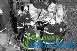 定西临洮油罐车侧翻一人被困 消防紧急排险救出