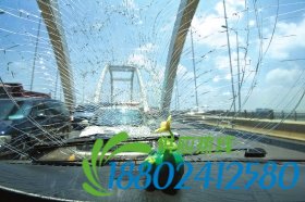 轿车撞上护栏 过路面包车“躺枪”