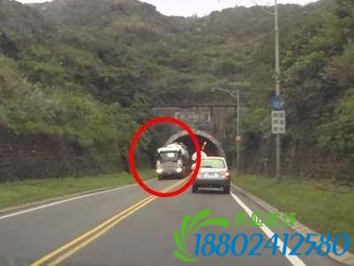 对向油罐车连按喇叭被认为在挑衅,最后很后悔